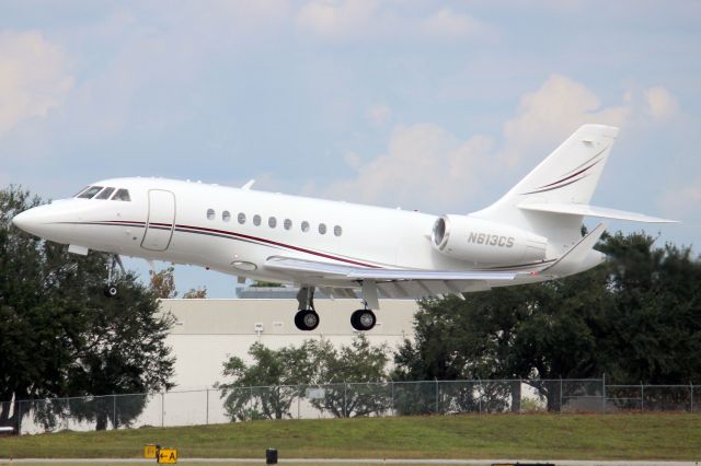 Dassault Falcon 2000 (N613CS) - On short finals for rwy 25 on 17-Oct-22 arriving from KAPF.