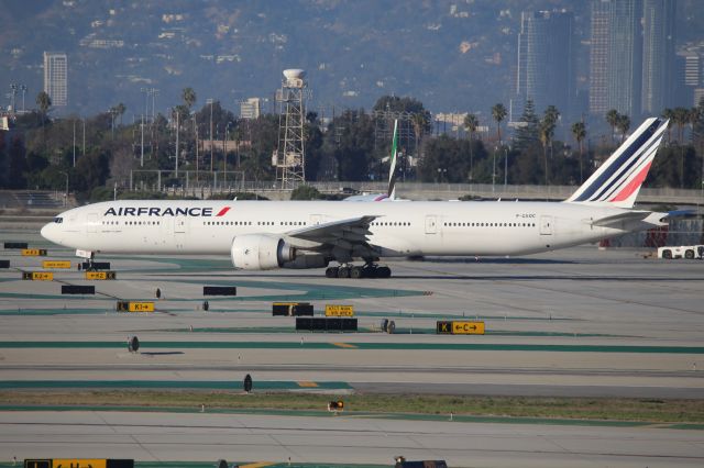 BOEING 777-300ER (F-GSQC)