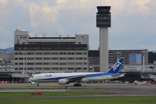 Boeing 777-200 (JA702A)