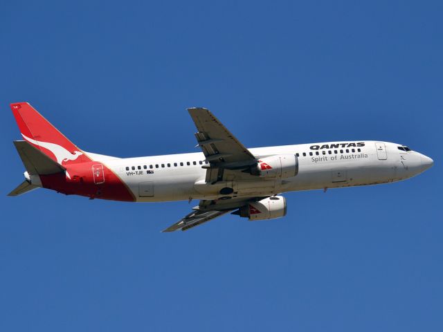 BOEING 737-400 (VH-TJE) - Getting airborne off runway 23. Thursday 12th April 2012.