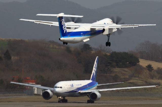 de Havilland Dash 8-400 (JA854A) - 1/160 f10 ISO_100 400.0mm