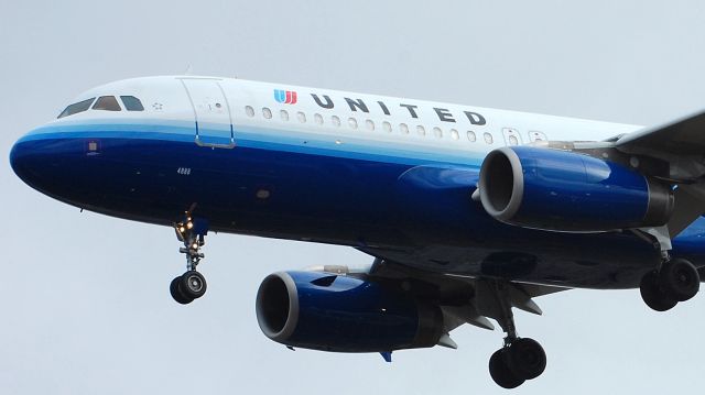 Airbus A320 (N488UA) - On short final to KORD