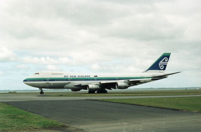 Boeing 747-200 (ZK-NZW) - ZK-NZW taxing for a flight out to YBBN as NZ131 in her original colors these aircraft aircraft replaced the DC10-30 aircraft in the air new zealand fleet