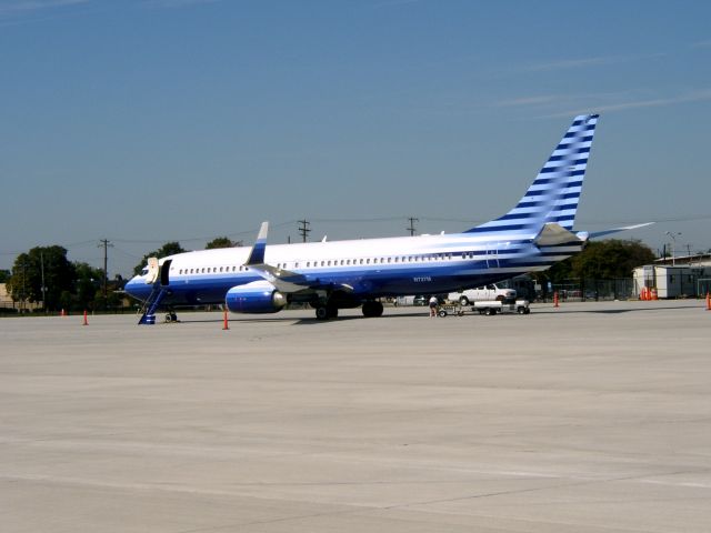 Boeing 737-800 (N737M)