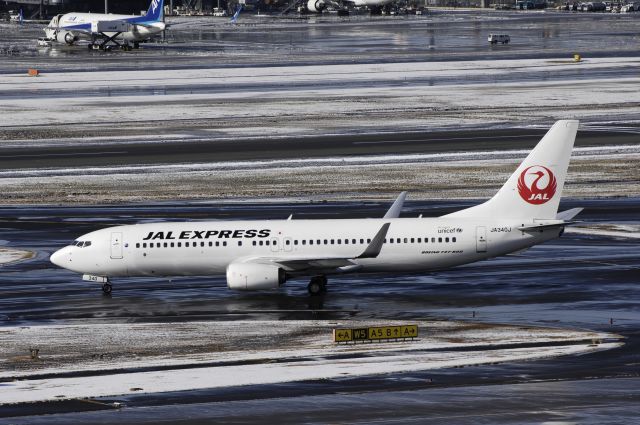 Boeing 737-800 (JA340J) - Taxing at Haneda Intl Airport on 2013/01/15