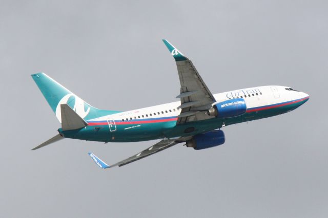 Boeing 737-700 (N175AT) - AirTran Flight 691 (N175AT) departs Runway 14 at Sarasota-Bradenton International Airport enroute to Hartsfield/Jackson Atlanta International Airport