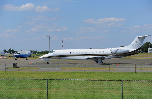 Embraer ERJ-135 (N904LX)