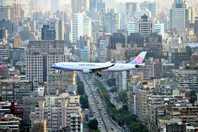 Airbus A330-300 (B-18305)