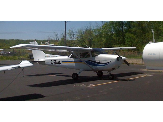 Cessna Skyhawk (C-FAUX) - A vistor from Canada at Danbury CT. Welcome to the US!