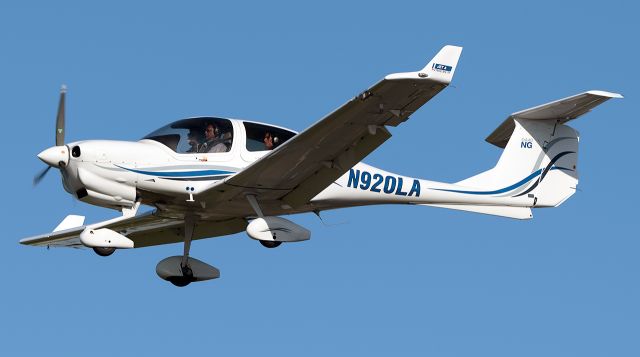 Diamond Star (N920LA) - Private Airplane landing at KFRG runway 19