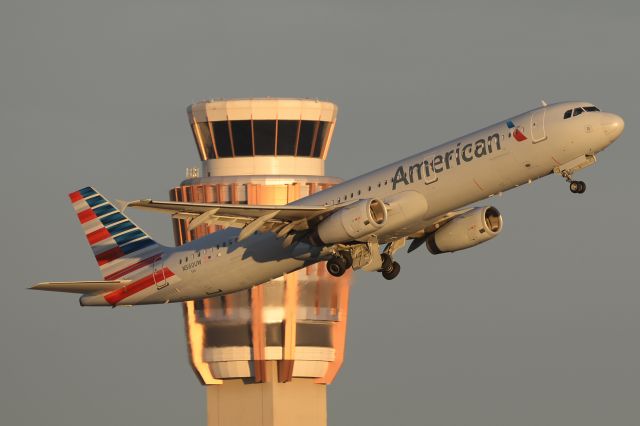 Airbus A321 (N560UW)