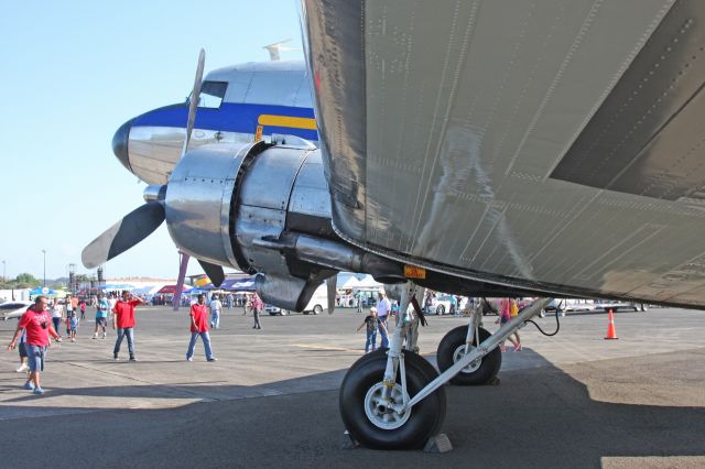 Douglas DC-3 (HR-ALU)