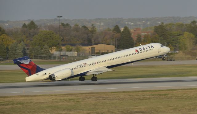 McDonnell Douglas MD-90 (N940DN) - Departing MSP