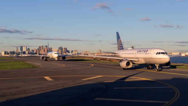 Airbus A319 (N817UA) - Morning departure queue 