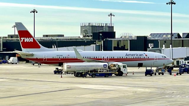 N915NN — - TWA retro theme loading for CLT as AA1227