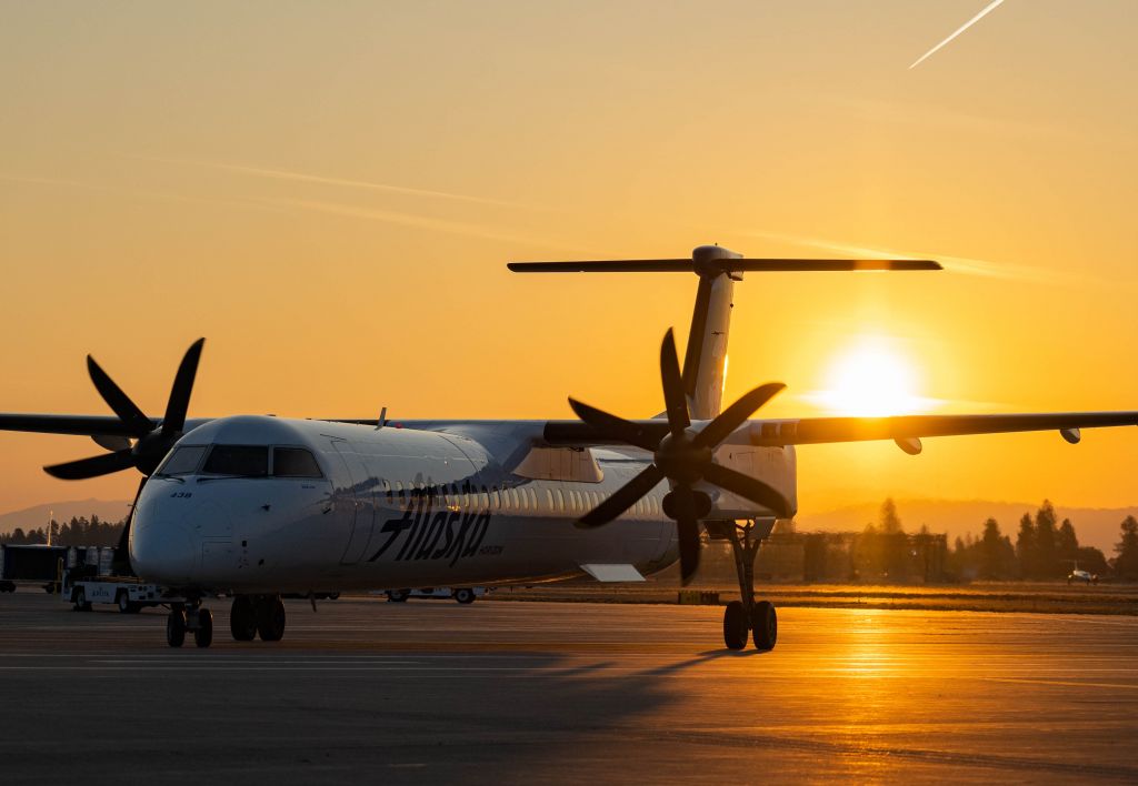 de Havilland Dash 8-400 (N438QX)