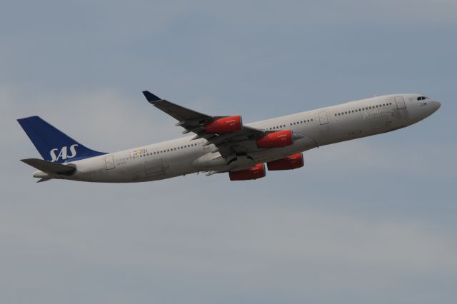 Airbus A340-300 (LN-RKG) - 10-C Departure