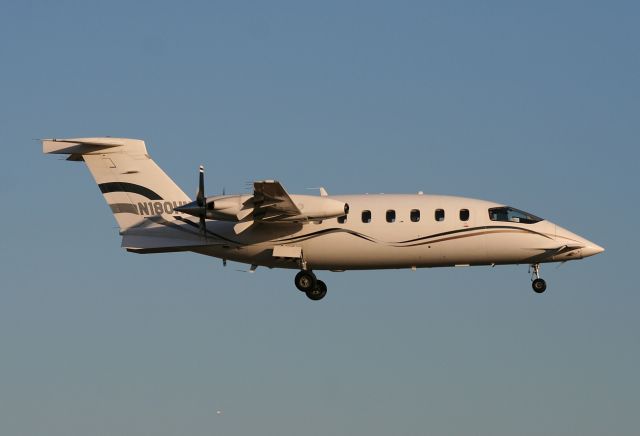 Piaggio P.180 Avanti (N180HM) - RWY 24.