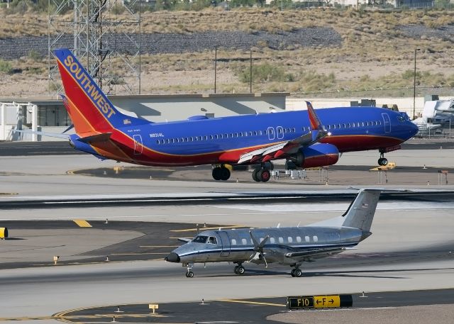 Boeing 737-800 (N8314L)