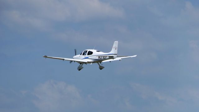 Cirrus SR-20 (N21EF)