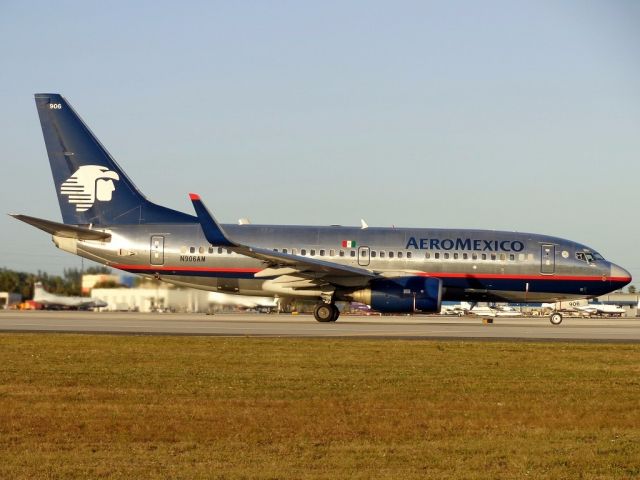 Boeing 737-700 (N906AM)