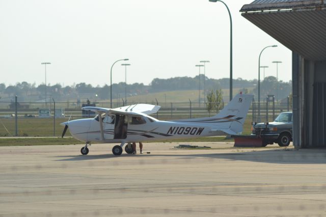 Cessna Skyhawk (N1090W) - Preparing to taxi to runway in FSD