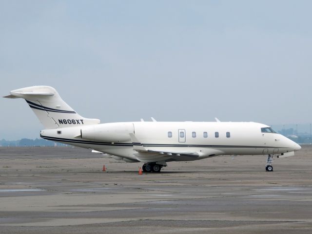 Bombardier Challenger 300 (N606XT)