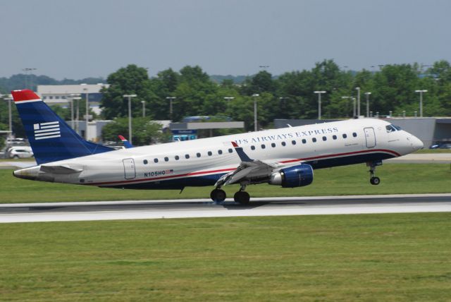 Embraer 170/175 (N105HQ)