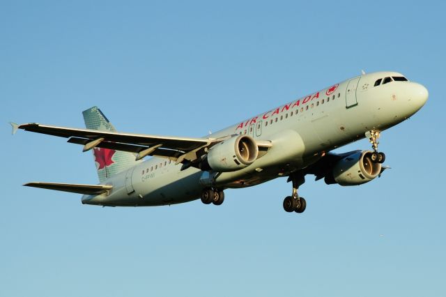 Airbus A320 (C-FFWI) - Arriving from YYZ/CYYZ on Rwy 25.