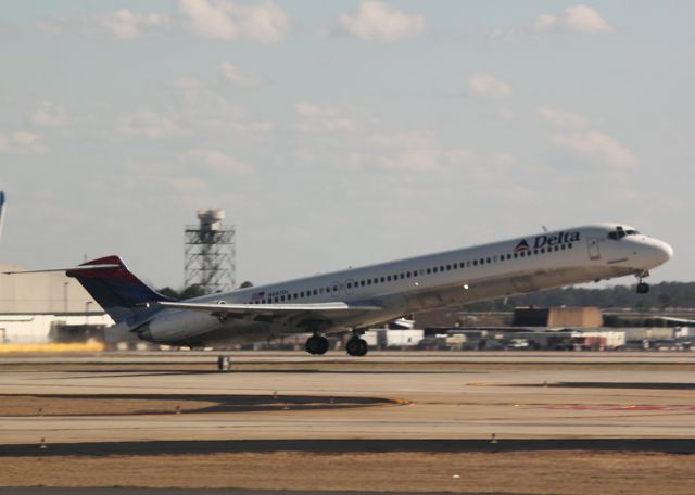 McDonnell Douglas MD-88 (N967DL) - Taking off from 27R at ATL on 02/25/2011