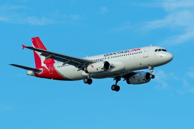 Airbus A320 (VH-UVK) - Airbus A320-200 cn 2316. QantasLink VH-UVK name Geraldton Wax final runway 21 YPPH 20 March 2021.