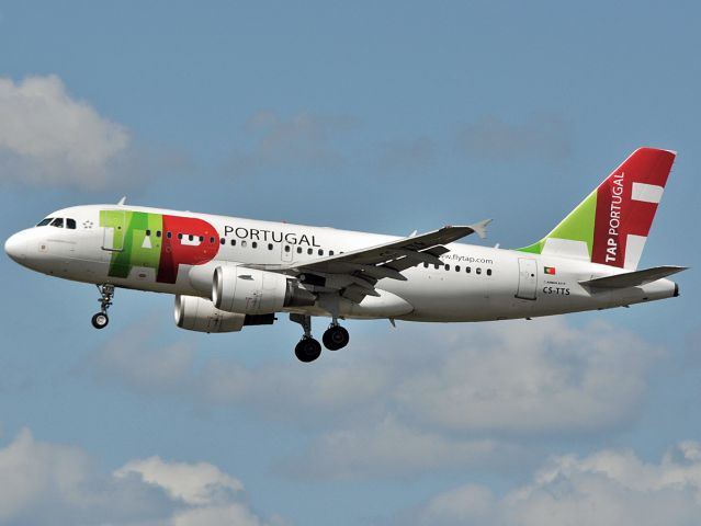 Airbus A319 (CS-TTS) - St. Magleby RWY22R