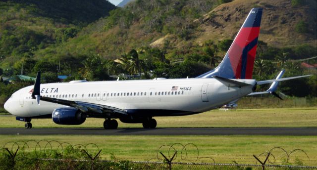 Boeing 737-900 (N858DZ)