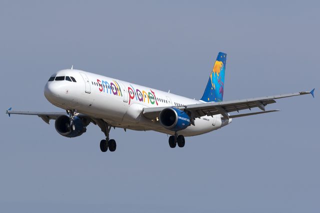 Airbus A321 (SP-HAX)