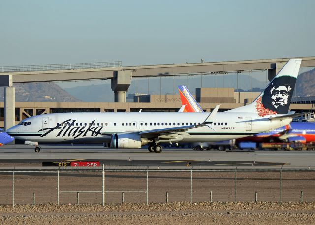 Boeing 737-800 (N562AS)