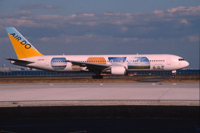 BOEING 767-300 (JA01HD) - Taxing at Tokyo-Haneda Intl Airport on 2001/12/26br / " Hokkaido Logo "