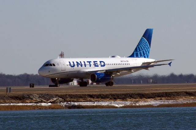 Airbus A319 (N877UA)