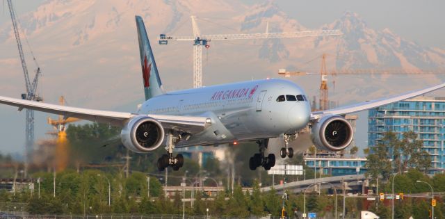 Boeing 787-9 Dreamliner (C-FNOG) - Air Canada Boeing 787-9 Dreamliner C-FNOG Golden Hour arrival at YVR 26R from YYZ with the Mount Baker backdrop