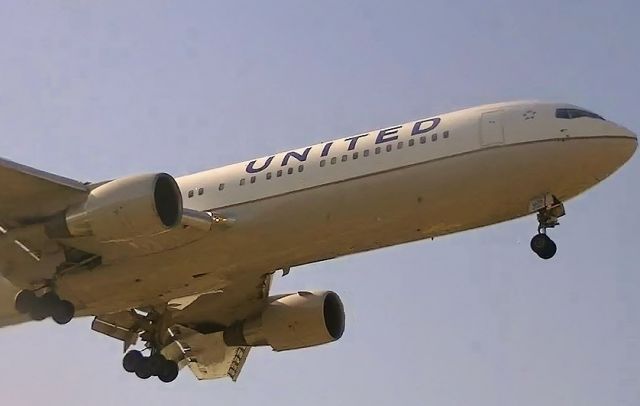 BOEING 767-300 (N670UA)