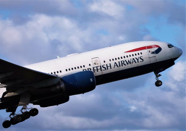 Boeing 777-200 (G-YMMF)