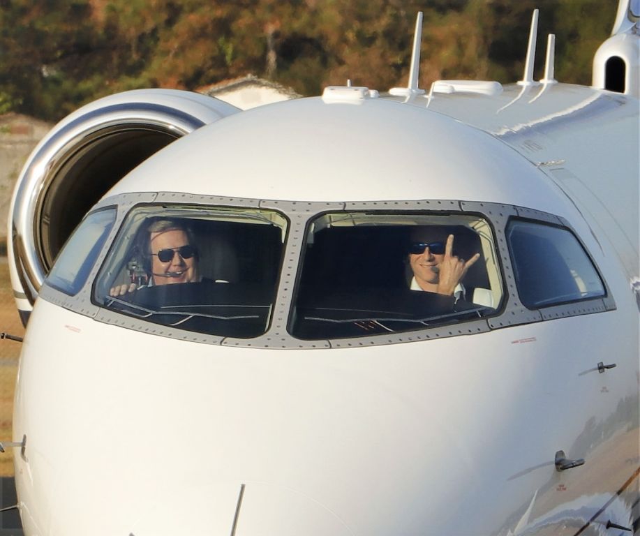 Bombardier Challenger 300 (N91HK) - Getting some love from the happy pilots at Lebanon, TN Municipal Airport (M54). Rock on! Uploaded in low-resolution. Full resolution is available at cowman615 at Gmail dot com. cowman615@gmail.com