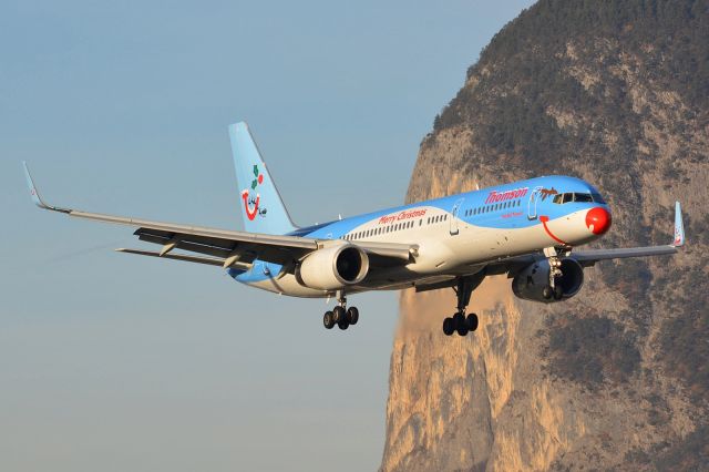 Boeing 757-200 (G-OOBE) - Merry Christmas special colours on this Boeing 757-200 of Thomson Airways.