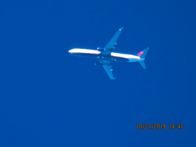 Boeing 737-900 (N920DU)
