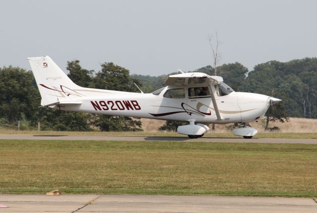 Cessna Skyhawk (N920WB) - Taxiing to rwy 27 on 8/24/11