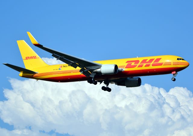 BOEING 767-300 (VH-XQU)