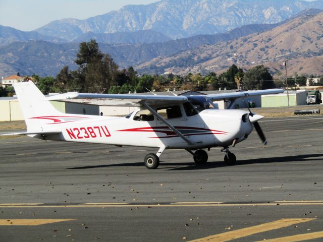 Cessna Skyhawk (N2387U) - Taxiing to RWY 26L