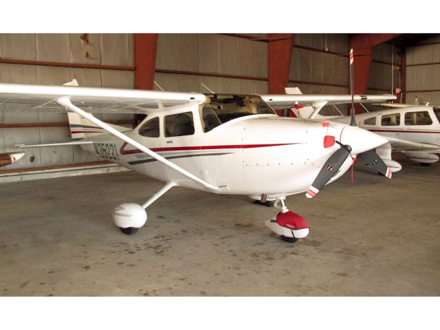 Cessna Skylane (N35221) - A nice Skylane, new generation.