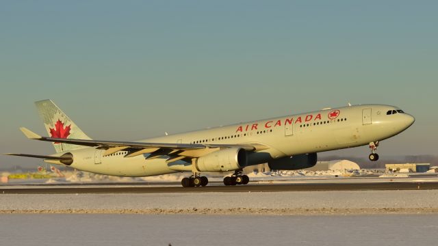 Airbus A330-300 (C-GHKX)