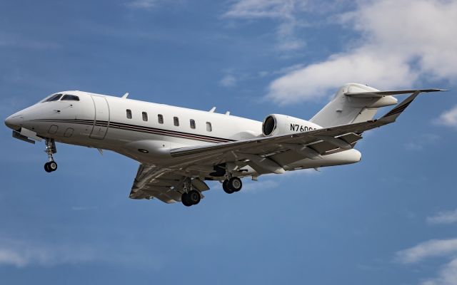 Bombardier Challenger 300 (N760QS)