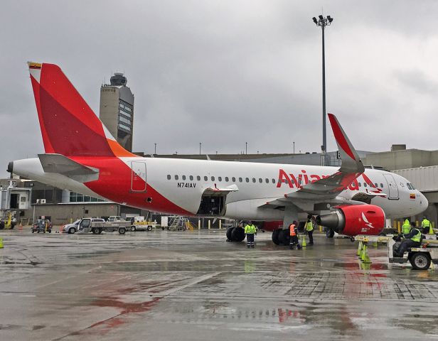 Airbus A319 (N741AV) - Avianca A319 with Sharklets